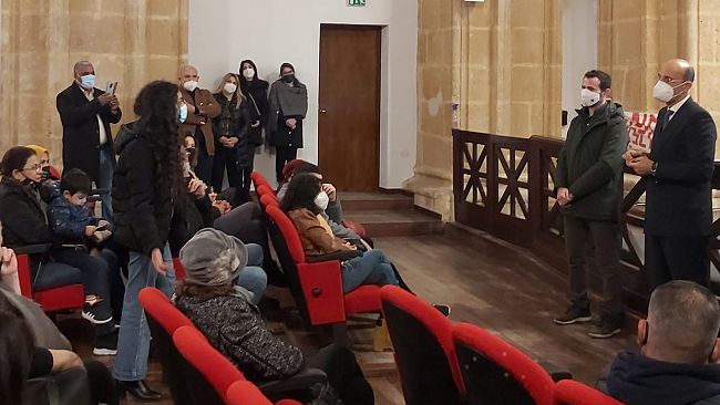 video-il-parlamentare-tunisino-sami-ben-abdelaali-in-visita-ai-familiari-dei-pescatori-sequestrati-a-bengasi