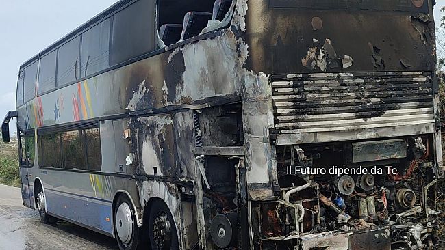 Autobus in fiamme, molta paura ma nessun ferito