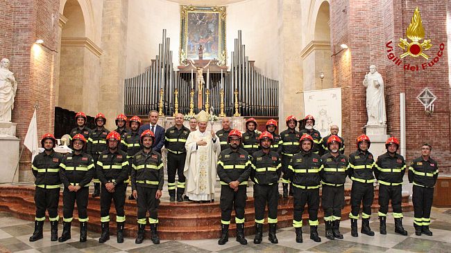  Il Vescovo Giurdanella benedice gli elmi dei nuovi capi squadra, accolti nel loro nuovo ruolo con emozione e orgoglio