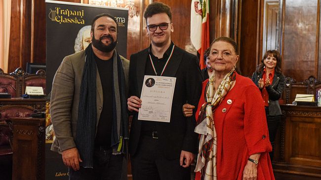 A Trapani vince la musica: pianista ebrea conferisce il primo premio ad un giovane palestinese