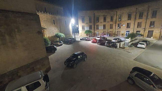 Ed il Sistema delle piazze da isola pedonale si trasforma in parcheggio per auto