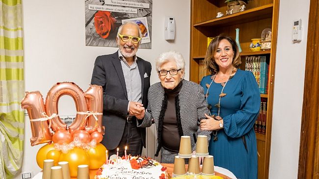Angela Scirè festeggia 101 anni con il Sindaco Alfano e Rosy Milazzo