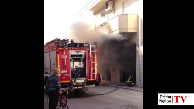 VIDEO – Incendio in un garage in via Guido Dorso a Mazara