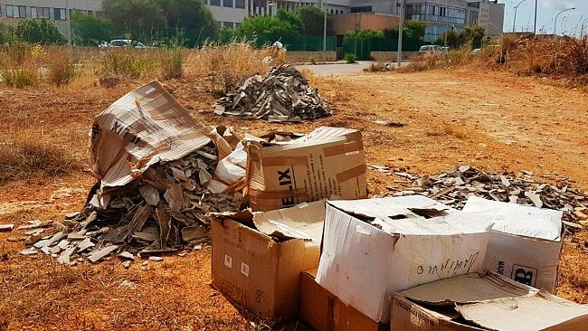 VIDEO – Mazara, eternit frantumato e depositato davanti l’Istituto Tecnico Commerciale . Si intervenga per immediata rimozione e bonifica dell’area