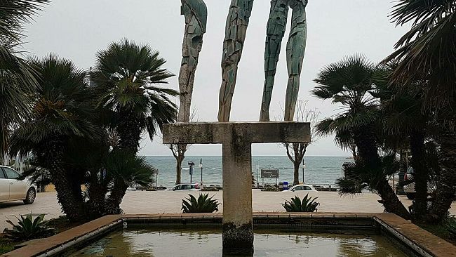 Cristaldi, il sindaco della “riconciliazione” fra Mazara e l’artista Consagra. Serve però, dopo la “passeggiata”, l’ultimo sforzo per la “fontana-scultura” di piazza Mokarta.