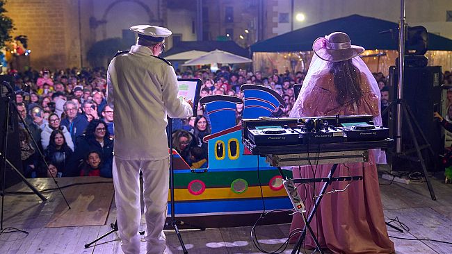 La satira del testamento continua a tenere vive le fazioni tra coloro che hanno gradito e chi no