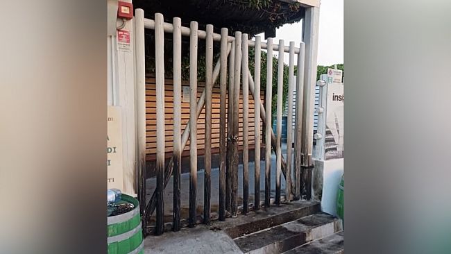 Tre Fontane, bottiglia con liquido infiammabile contro il locale 