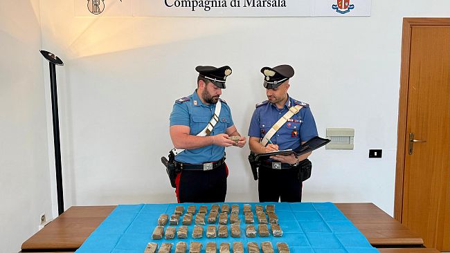 Marsala, arrestato 70enne fermato con 50 panetti di hashish sullo scooter