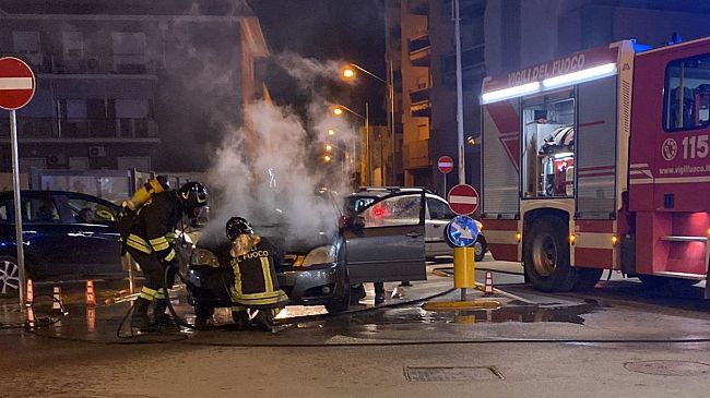 Mazara, auto in fiamme nel centro urbano. Fortunatamente nessun danno a persone