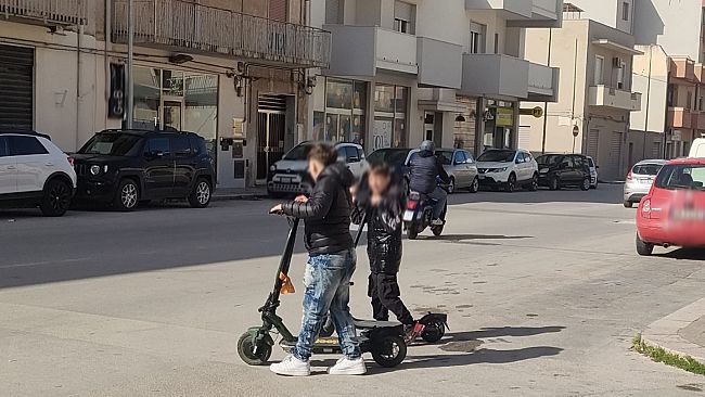 Mazara, monopattini e bici elettriche fuori controllo. Un servizio di 