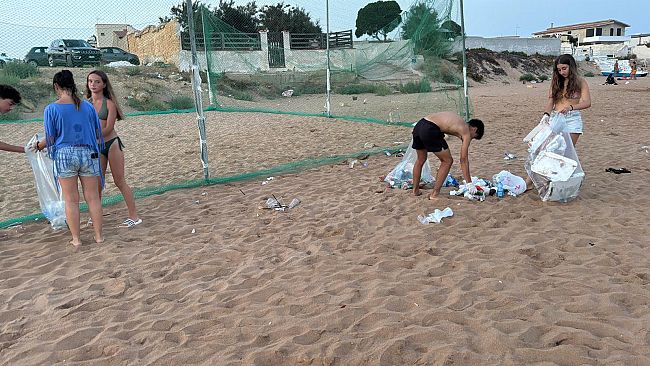 Triscina, dopo i falò la spazzatura invade le spiagge. Volontari in azione per ridare dignità all'arenile 