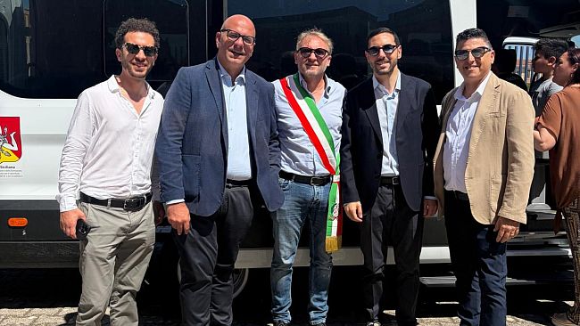 trappeto-inaugurato-il-nuovo-scuolabus-comunale
