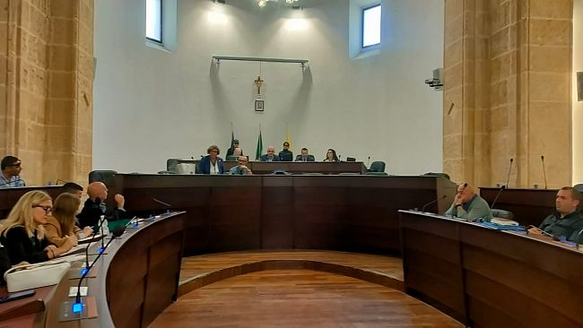 Mazara, via libera del Consiglio comunale alle variazioni di bilancio e all'adeguamento del gettone di presenza  