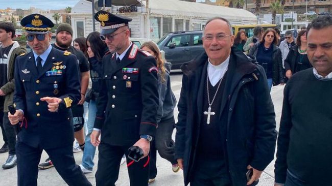 Il Vescovo Angelo Giurdanella in visita sull'isola di Pantelleria 