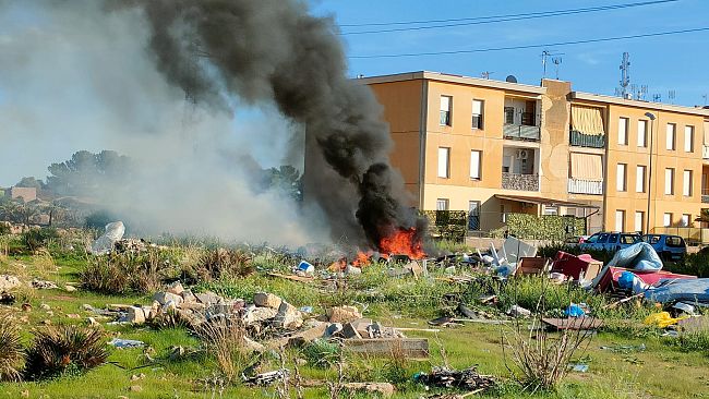 Mazara Due: incendio brucia i rifiuti di una grande discarica abusiva e provoca una nube tossica 