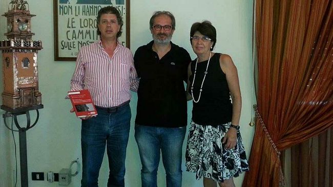 CAMPOBELLO – Donato al sindaco Castiglione il libro “Io non pago. La stra-ordinaria storia di Gianluca Maria Calì” di Antonino Giorgi