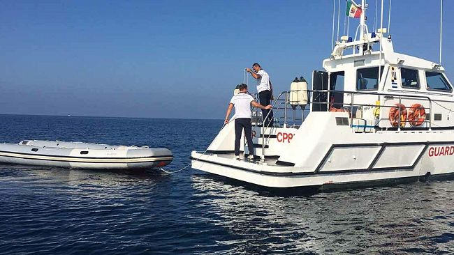 Sequestrato gommone per possibile attività di immagrazione clandestina a Tonnarella