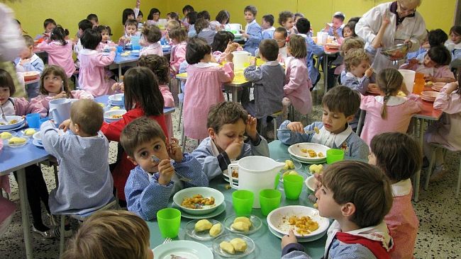 Nessuna certezza sulla ripartenza del servizio mensa scolastico. E le mamme debbono smettere di lavorare