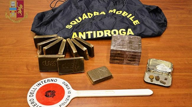 Incensurato arrestato dalla Polizia mentre trasportava 2 kg di hashish