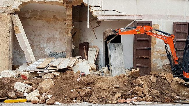 VIDEO – Campobello, Crollo di muri portanti nell’ex cinema Olimpia. Feriti gravi due operai