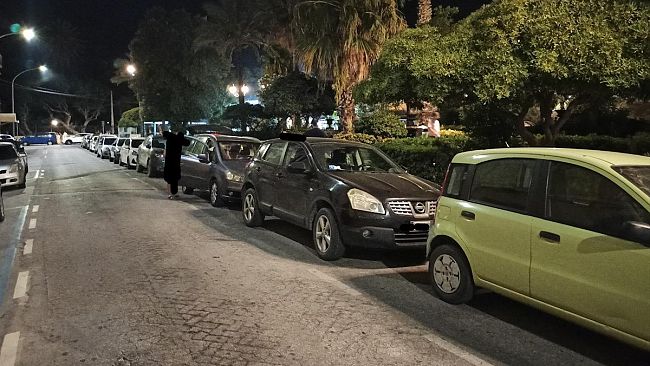Trapani, parcheggio selvaggio in Piazza Vittorio. Automobilisti ignorano i divieti?