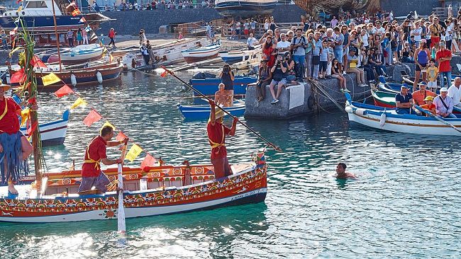 Ad Aci Trezza, domenica pomeriggio si rinnova la storia con la tradizionale pantomima “U pisci a mari”.