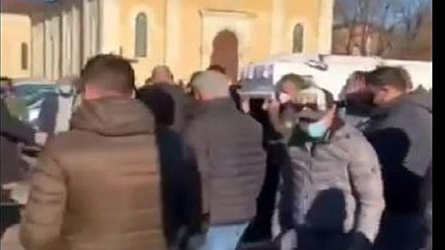 Non indossavano la mascherina e si assembrarono al funerale di Favoroso. La Polizia multa 13 persone