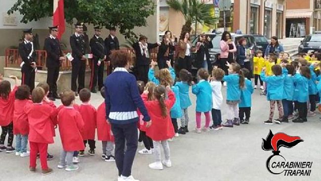 Castellammare: 4 novembre 2022 Festa coi bambini davanti la stazione carabinieri