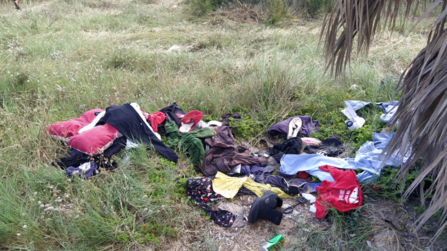 Erice, Abiti usati abbandonati per strada