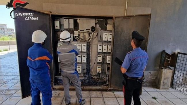 ​Allacci abusivi alla rete elettrica: denunciati 30 condomini per furto aggravato