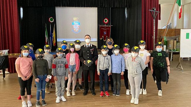 Il Capitano dei Carabinieri, Pietro Calabrò, incontra gli alunni del 2° Circolo 