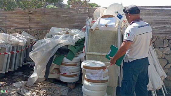 Favignana, rimosse attrezzature da spiaggia abusive dal lido Burrone