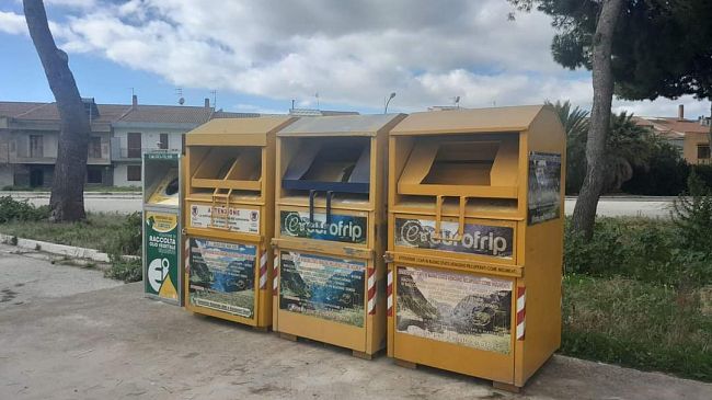 Menfi, istallati contenitori per deposito di indumenti e olio esausto