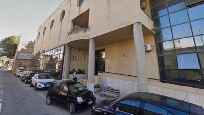furto-sullambulanza-del-118-parcheggiata-davanti-al-palazzo-informagiovani
