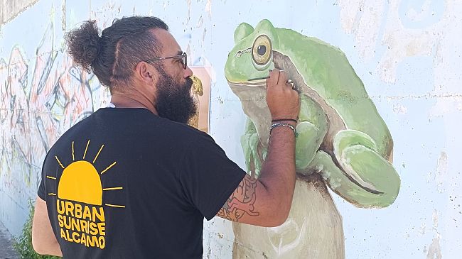 la-street-art-prende-casa-ad-alcamo-marina-con-un-pesce-nella-plastica