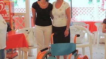 Spiaggia senza barriere, il Rotary di Mazara dona una carrozzina da mare per disabili