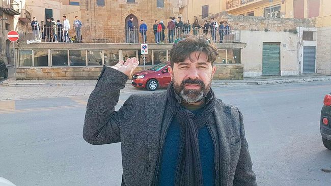 VIDEO – San Nicolò Regale, ma se la terrazza è pericolante perché possono accedervi studenti? Nessuna transenna?