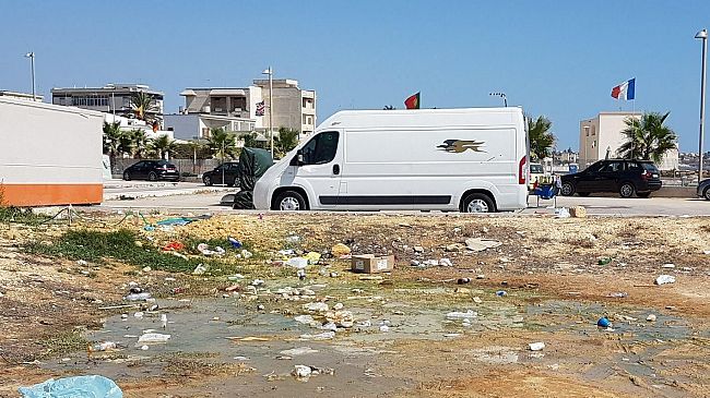 Mazara, discarica e putride pozzanghere nel piazzale Giovanni Paolo II. Chi controlla? Chi interverrà?