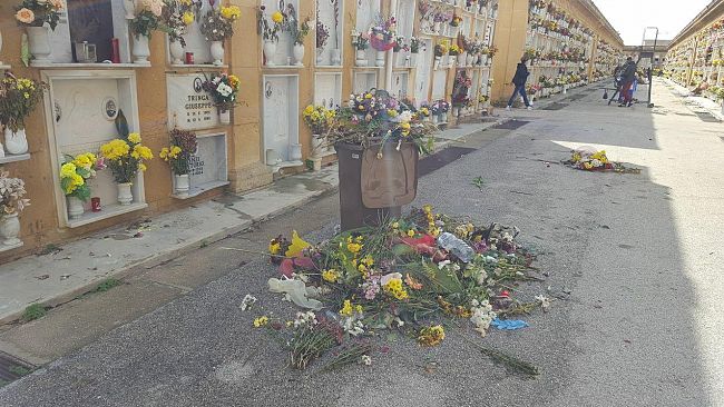 Mazara, il cimitero pieno di immondizia dalla ricorrenza dei defunti. I loculi però ad altissimo prezzo…
