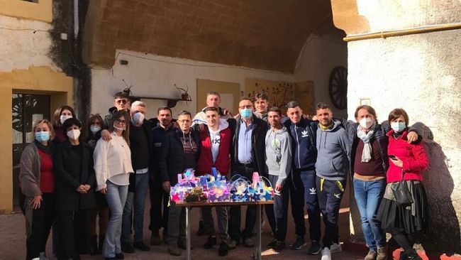Mazara, gli ospiti della “Casa dei Giovani” donano cestini di Natale ai bambini della “Mimosa”