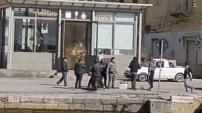 Mazara, sequestrato pesce fresco. Il problema abusivi in piazzetta dello Scalo