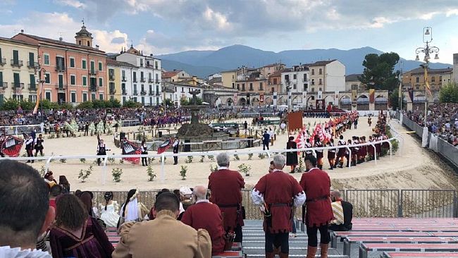 Il corteo storico di Santa Rita ospite d’onore alla giostra di Sulmona. Diario di un viaggio
