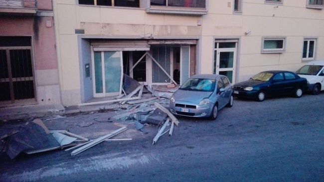 Marsala, ancora in azione la “banda dell’escavatore”. Sradicato bancomat in C/da Terrenove Bambina