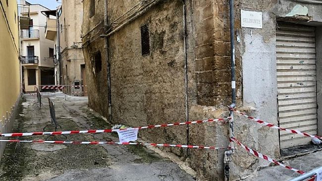 Rischio crollo per un edificio a Castelvetrano, chiuso l’accesso ad un cortile. Disagi per le dieci famiglie che vi risiedono