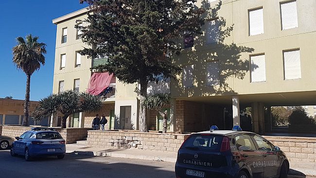 Mazara, Uomo armato barricato col figlio minaccia suicidio