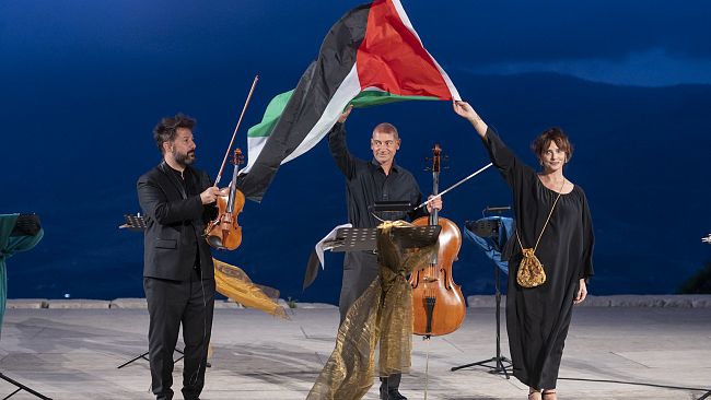 ​Laura Morante dice “no” ad ogni guerra di ieri e di oggi. A Segesta sventola la bandiera palestinese