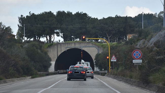 ​Marsala, scorrimento veloce. La galleria ss. Filippo e Giacomo illuminata