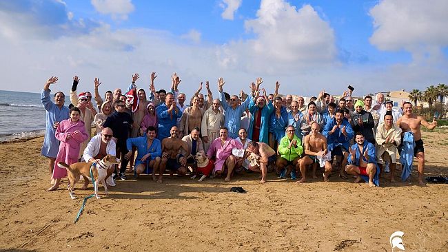 80 temerari sfidano il freddo per il bagno di capodanno a Tre Fontane