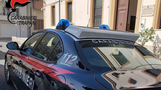 Estorsione ad esercizi commerciali e porto abusivo di armi. Arrestati due alcamesi