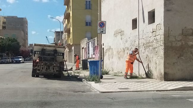 Trapani. Operazione di bonifica lungo alcuni marciapiedi